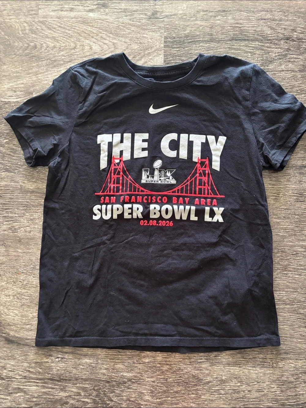 Nike Black Women’s Super Bowl LX 'The City' Graphic Tee with Red Bridge Print